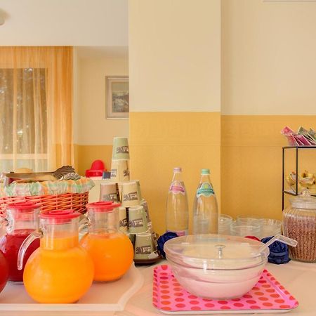 Hotel Nella Римини Экстерьер фото