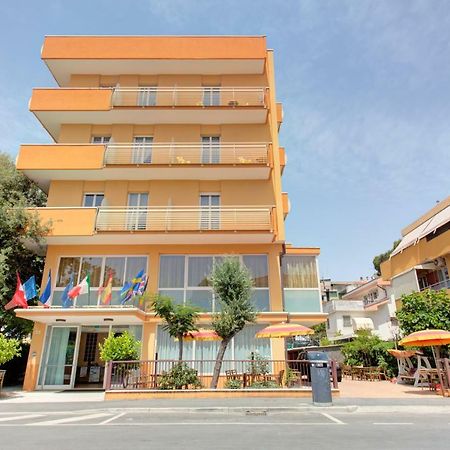Hotel Nella Римини Экстерьер фото