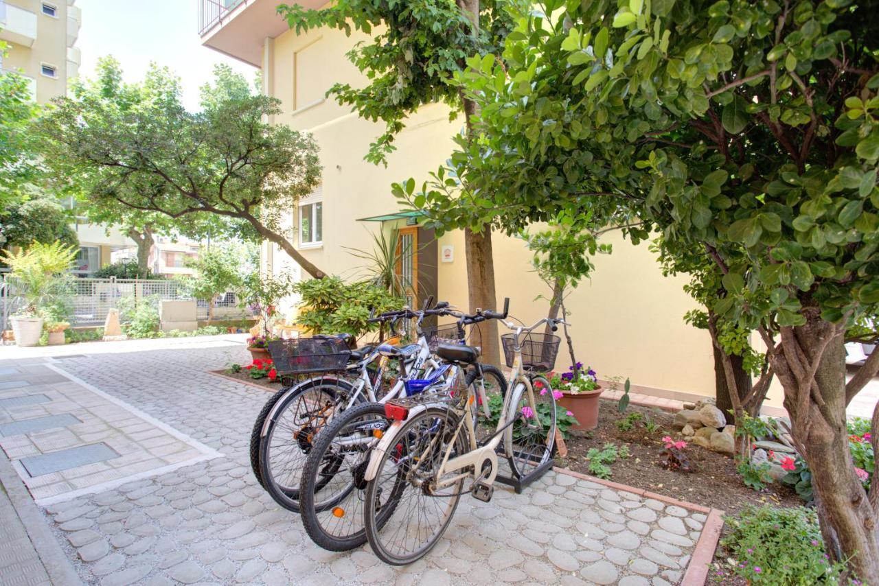 Hotel Nella Римини Экстерьер фото