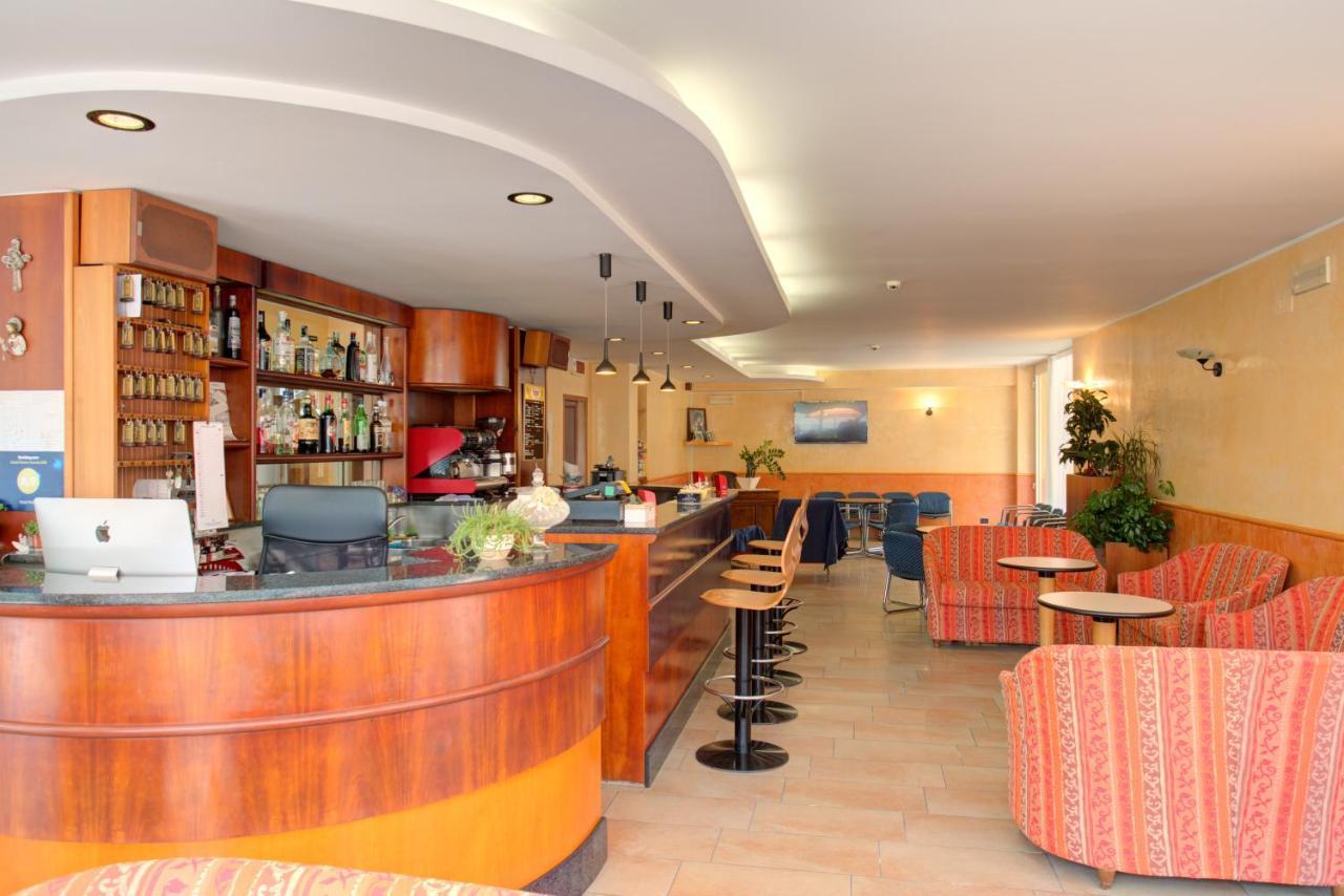 Hotel Nella Римини Экстерьер фото
