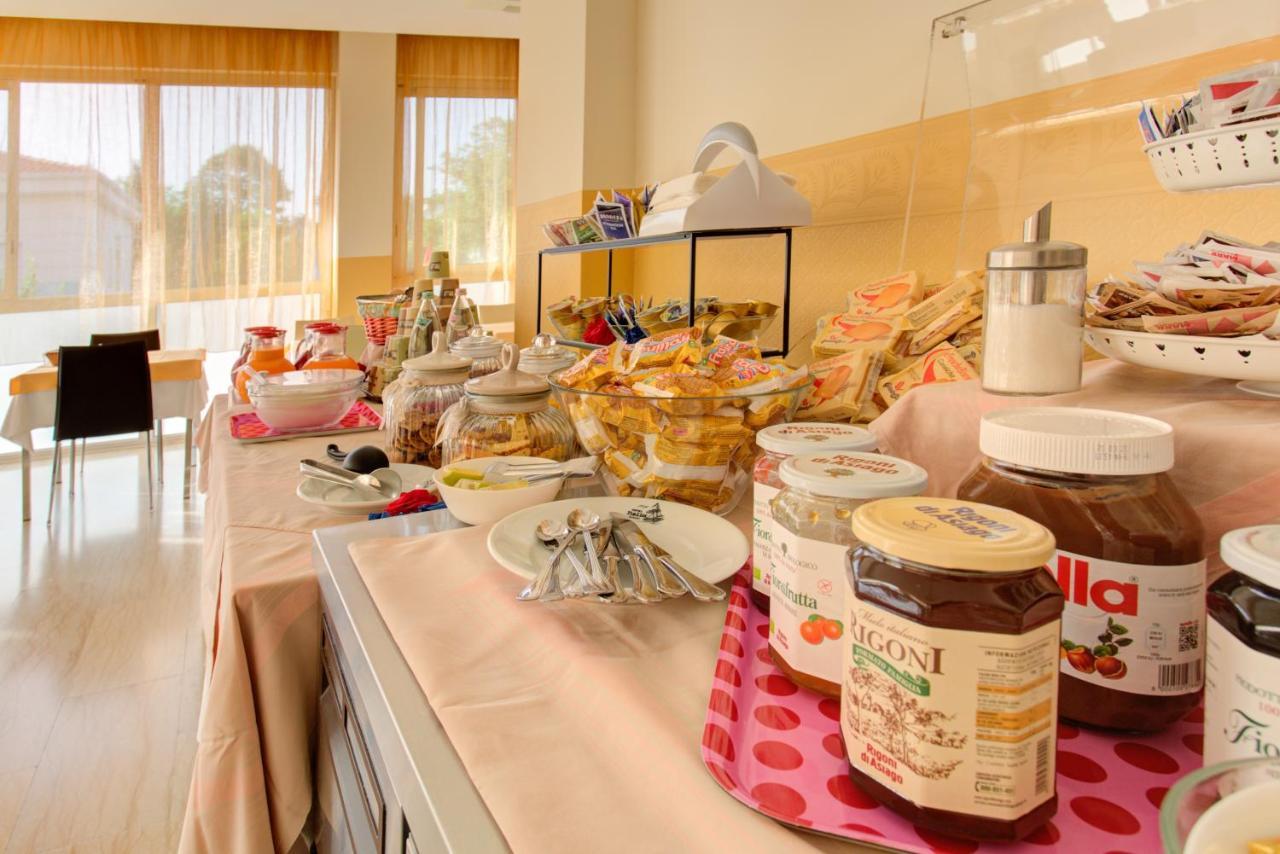Hotel Nella Римини Экстерьер фото