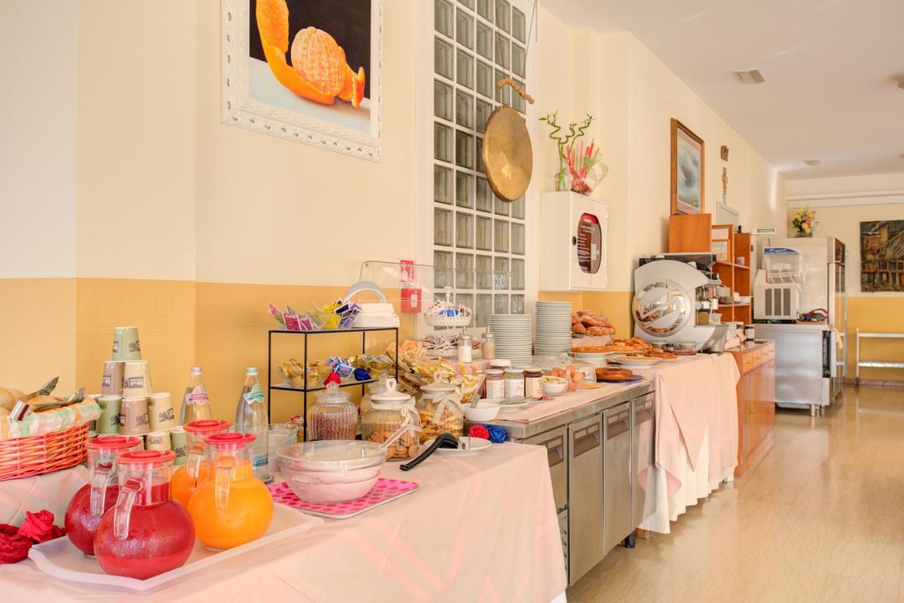 Hotel Nella Римини Экстерьер фото