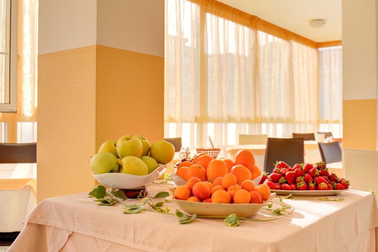Hotel Nella Римини Экстерьер фото