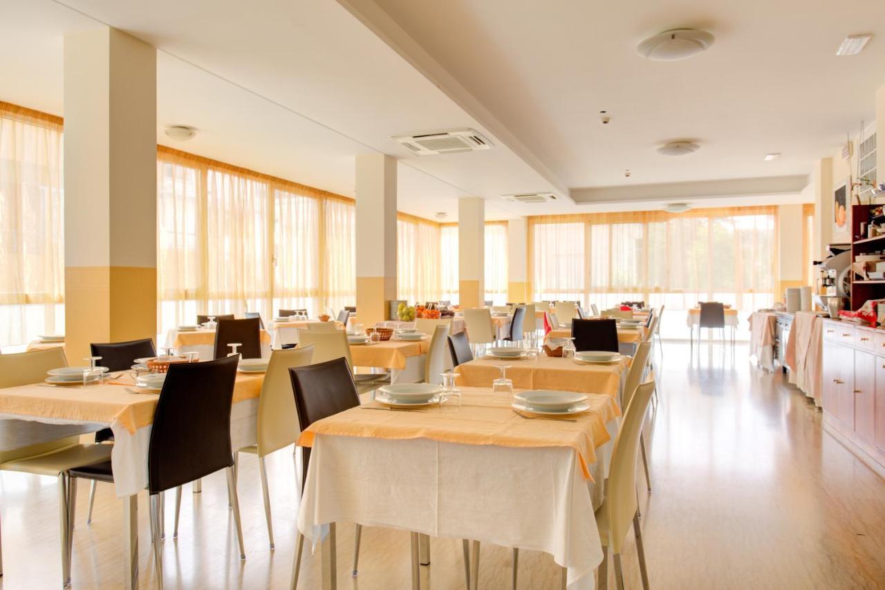 Hotel Nella Римини Экстерьер фото