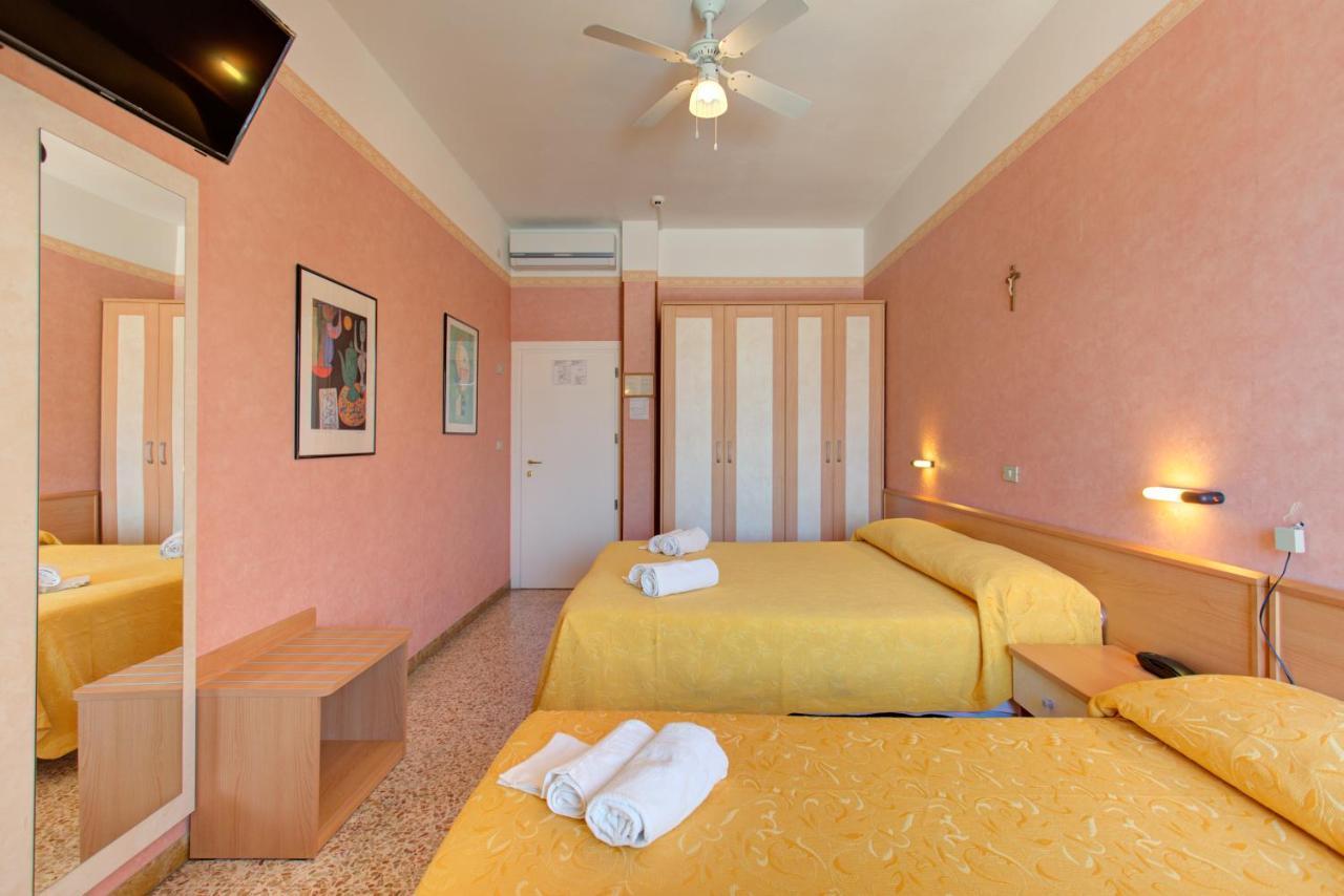 Hotel Nella Римини Экстерьер фото