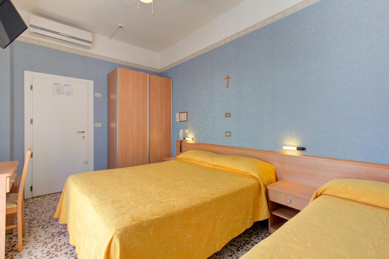 Hotel Nella Римини Экстерьер фото