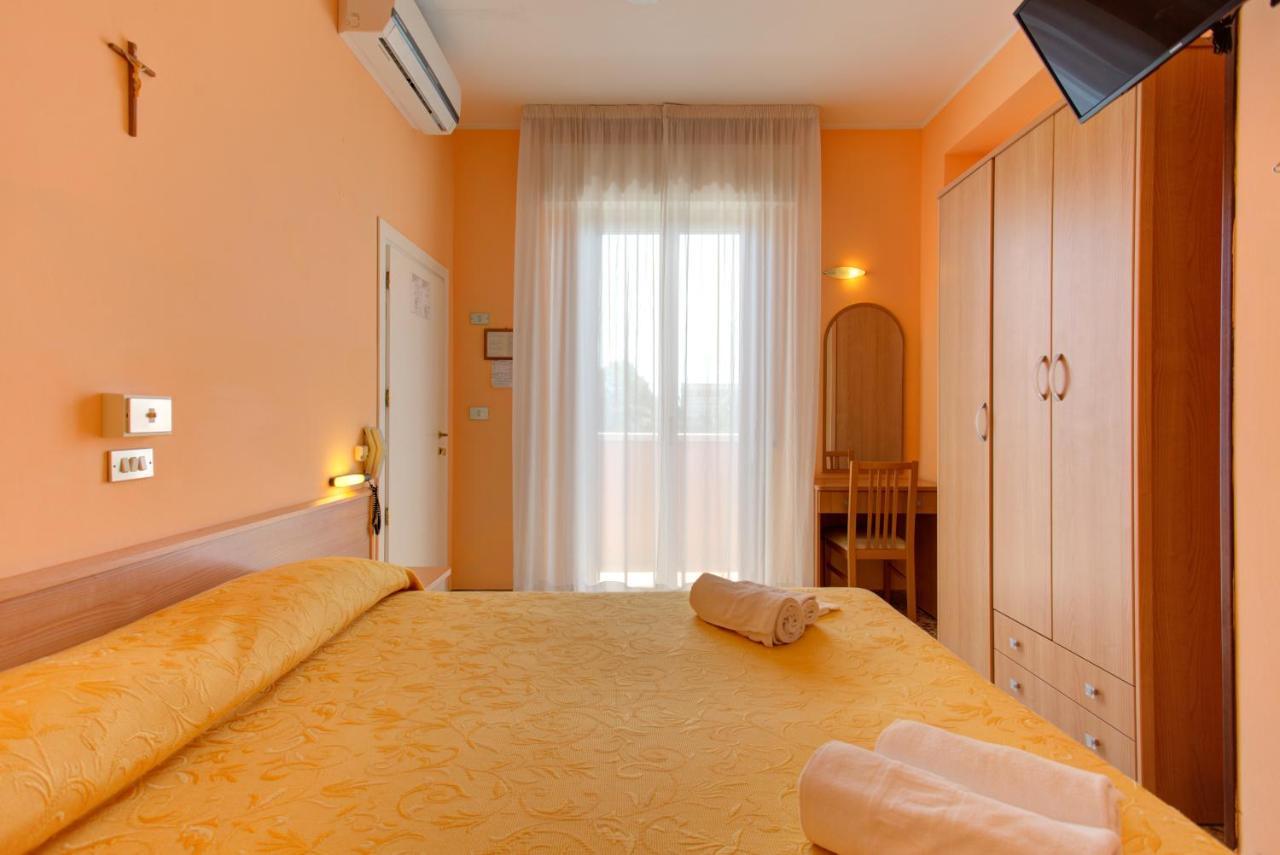 Hotel Nella Римини Экстерьер фото