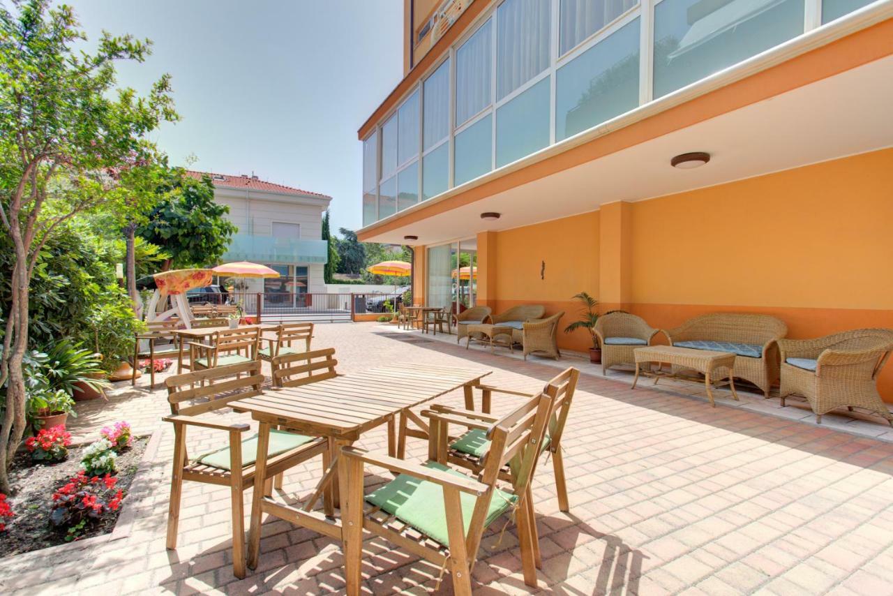 Hotel Nella Римини Экстерьер фото