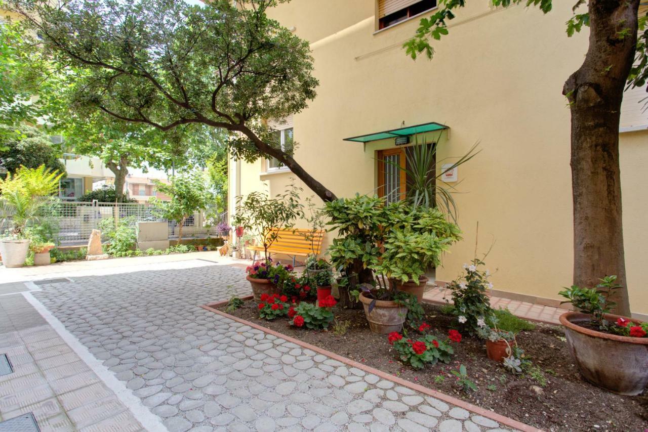 Hotel Nella Римини Экстерьер фото