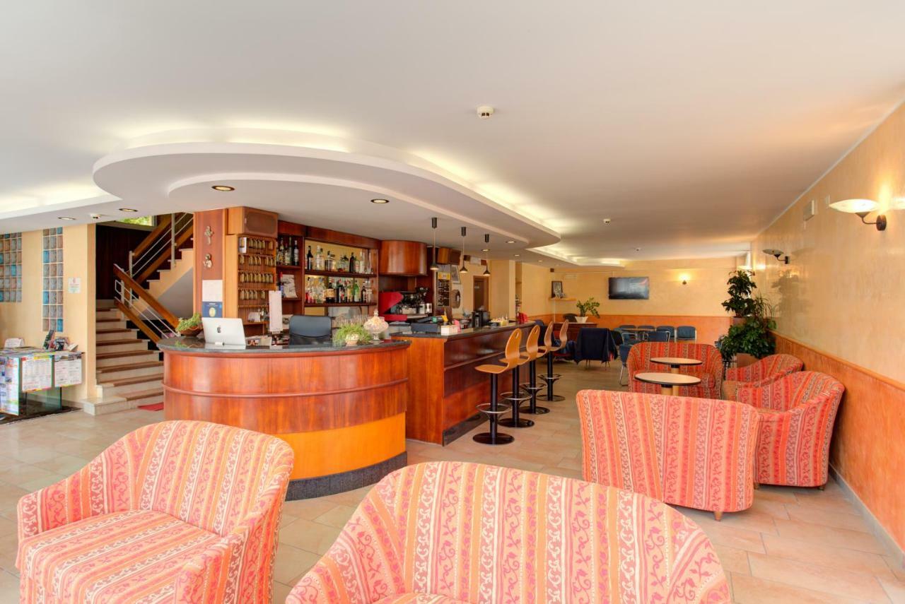 Hotel Nella Римини Экстерьер фото